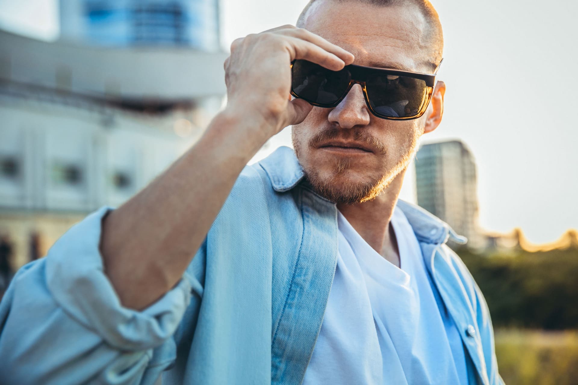 Hombre vistiendo gafas de sol